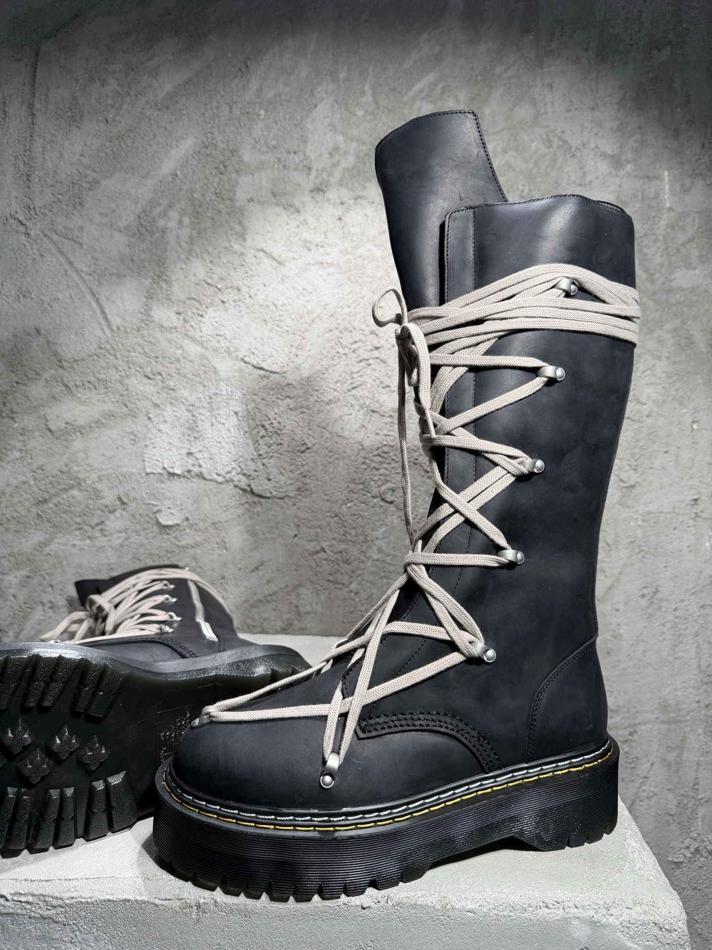 OOBB-- Ow59s DM02E68110001-09  DW02E68110001-09 Ow59s x Dr.Martin Calfskin cowhide item:F-X409B0221B